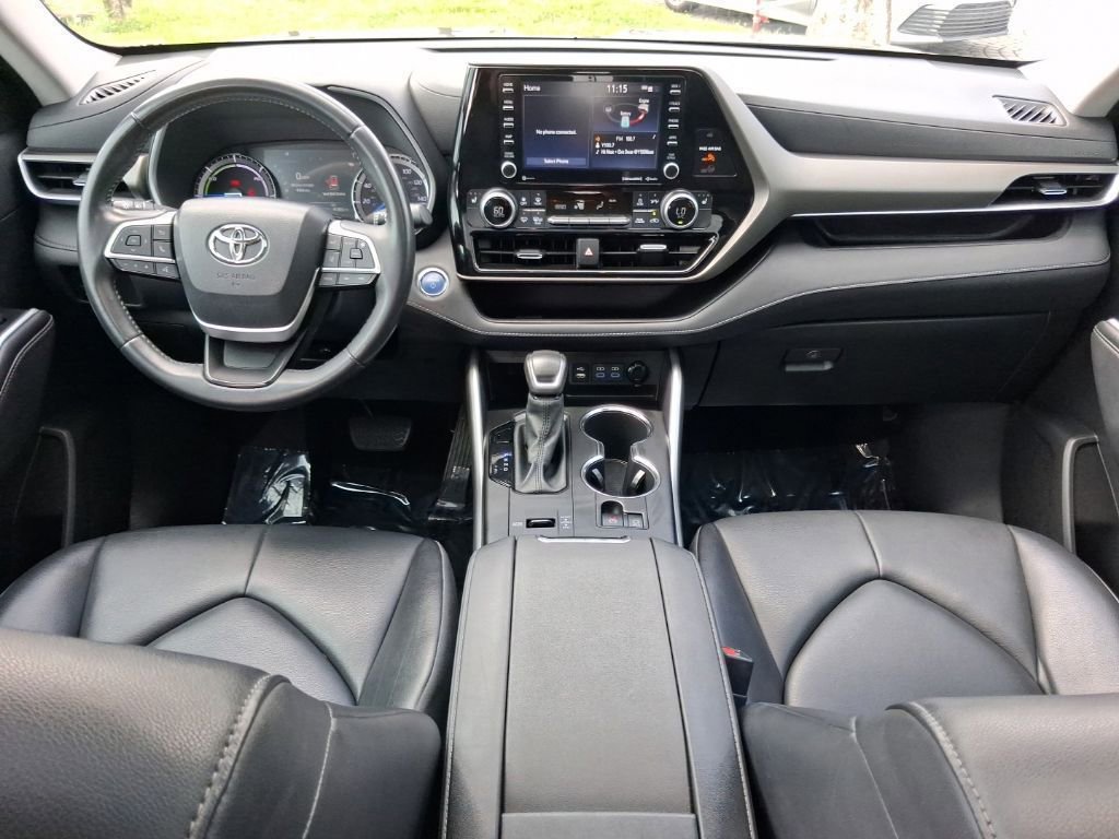 Used 2022 Toyota Highlander XLE FWD image 3