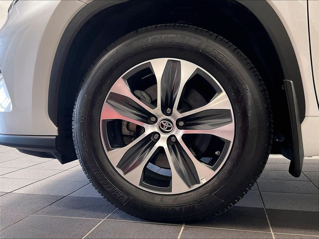 Used 2023 Toyota Highlander XLE AWD/4WD image 7