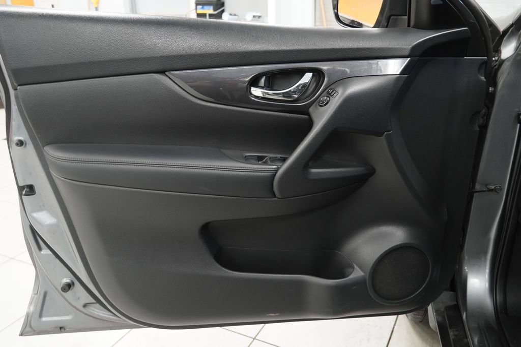 Used 2017 Nissan Rogue SV w/ SV Premium Package AWD/4WD image 17