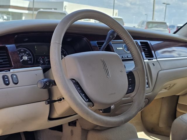 Used 2006 Lincoln Town Car Signature RWD image 22