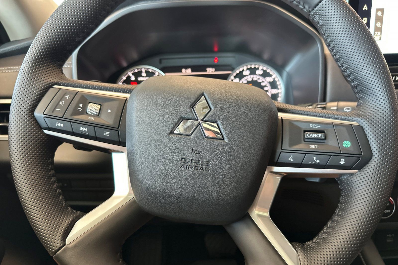 New 2025 Mitsubishi Outlander SE image 23