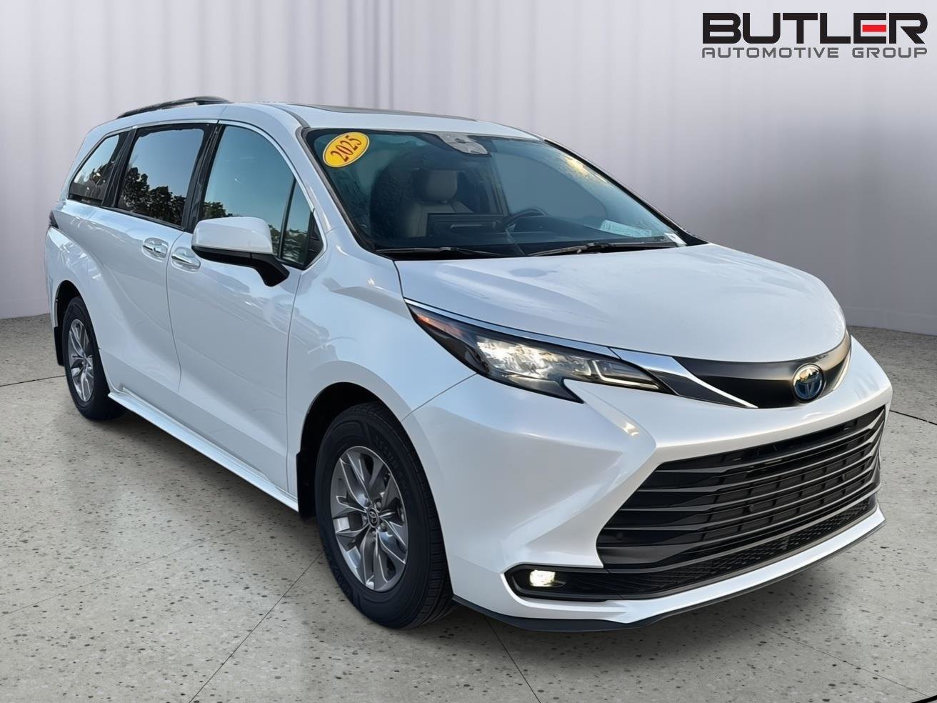 Used 2025 Toyota Sienna XLE w/ XLE Plus Package FWD image 6
