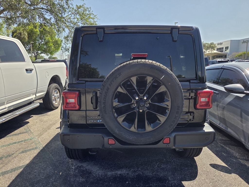 Used 2025 Jeep Wrangler Unlimited Sahara w/ Safety Group AWD/4WD image 4