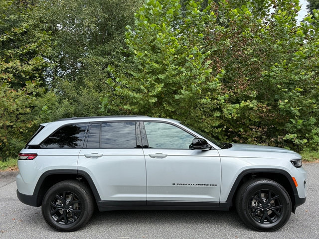 Used 2025 Jeep Grand Cherokee Altitude AWD/4WD image 5