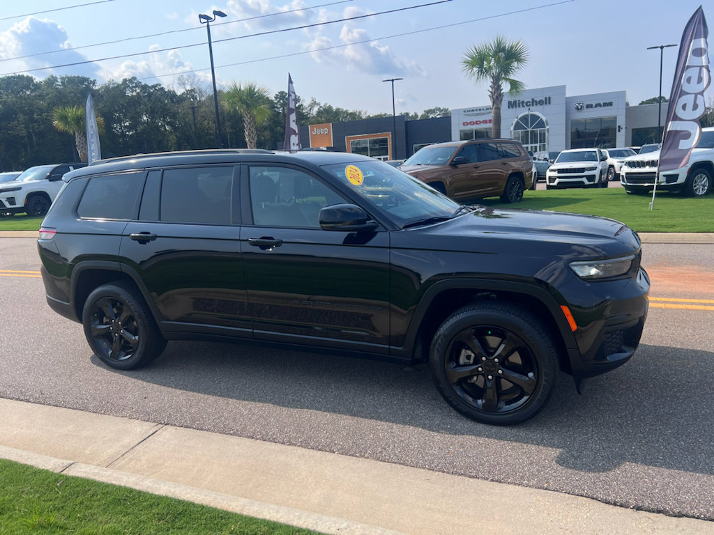 Used 2024 Jeep Grand Cherokee L Altitude RWD image 3