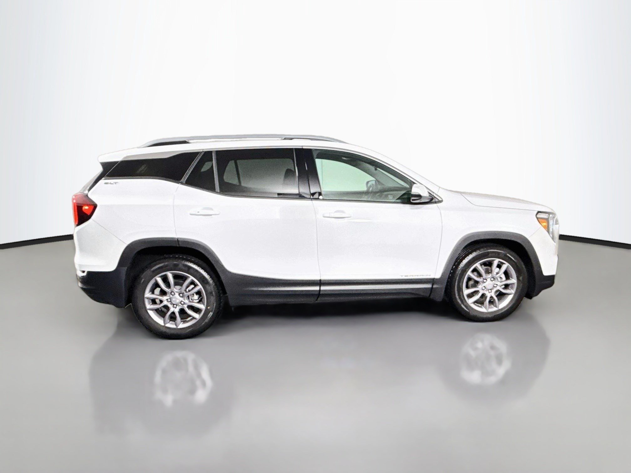 Used 2023 GMC Terrain SLT w/ Tech Package FWD image 11