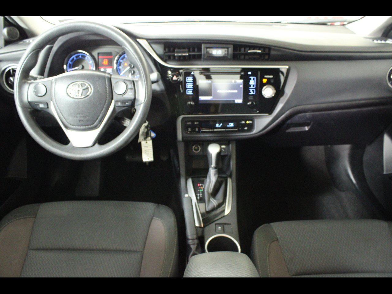 Used 2017 Toyota Corolla LE FWD image 16