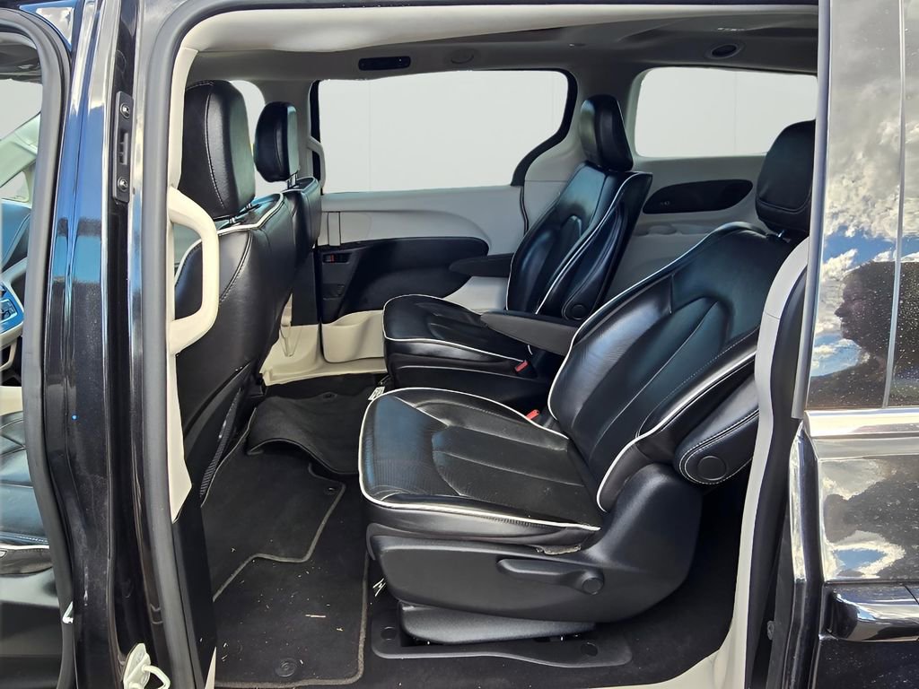 Used 2023 Chrysler Pacifica Limited image 10