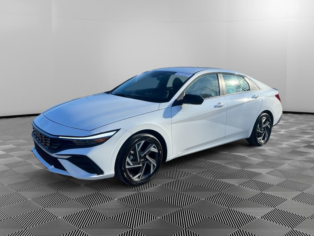 Certified 2025 Hyundai Elantra SEL image 3