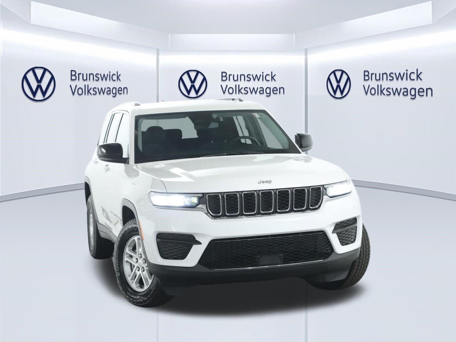 Used 2023 Jeep Grand Cherokee Laredo AWD/4WD image 2