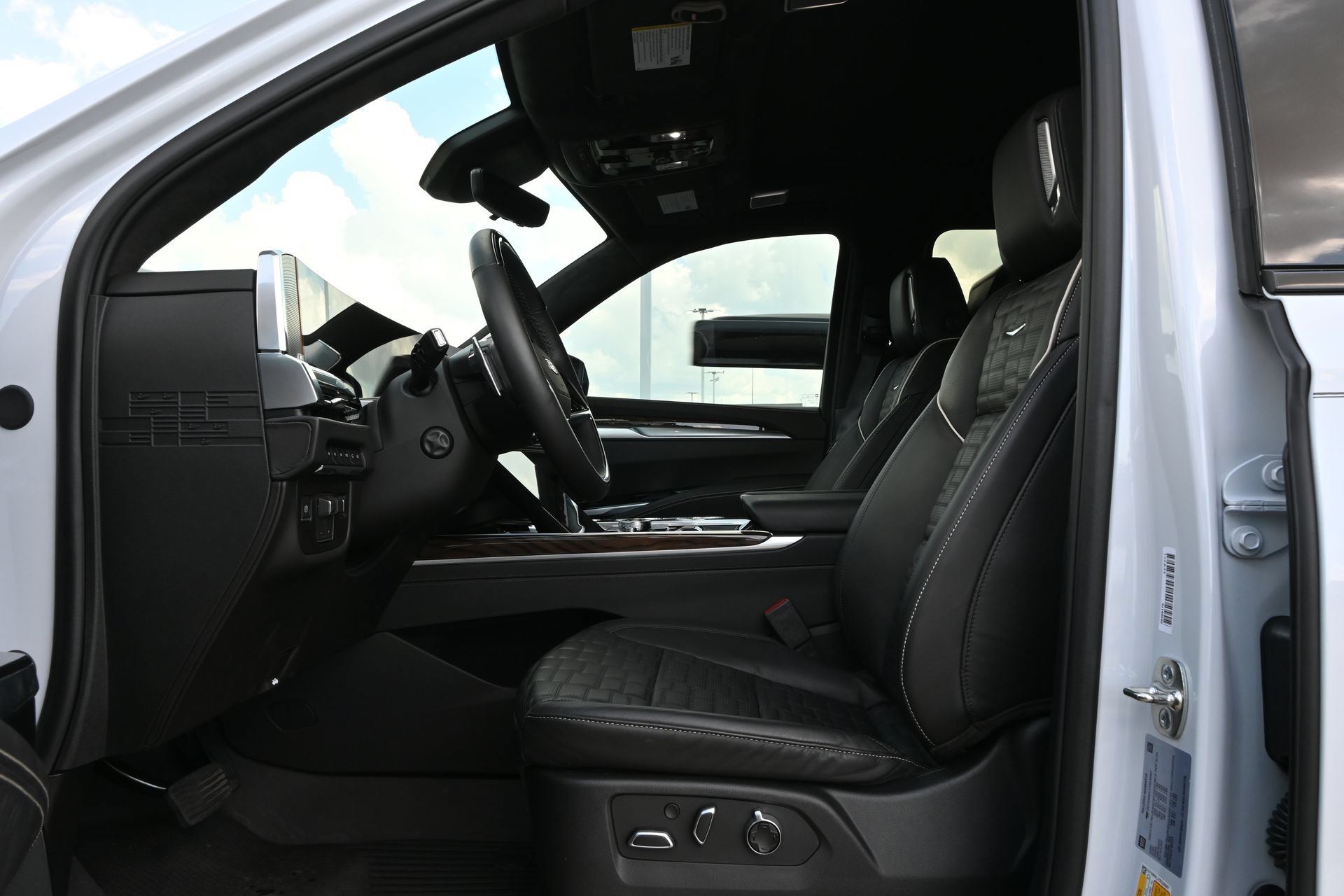 Certified 2026 Cadillac Escalade ESV Platinum Sport w/ LPO, ONYX Package AWD/4WD image 18