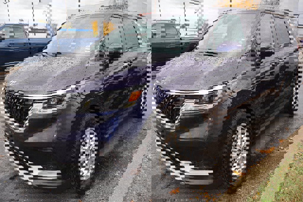 Used 2023 Kia Carnival LX image 1