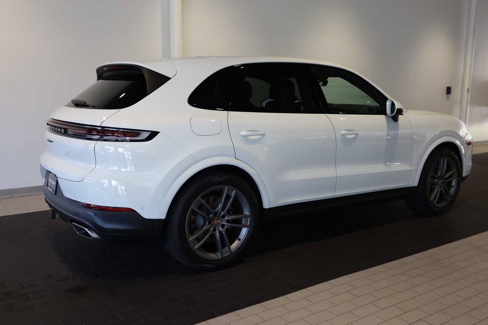 Used 2025 Porsche Cayenne AWD/4WD image 7
