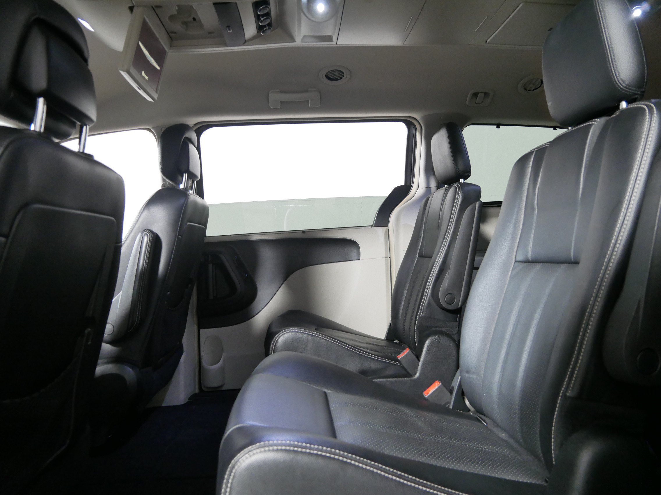 Used 2015 Chrysler Town & Country Touring-L w/ Driver Convenience Group FWD image 32
