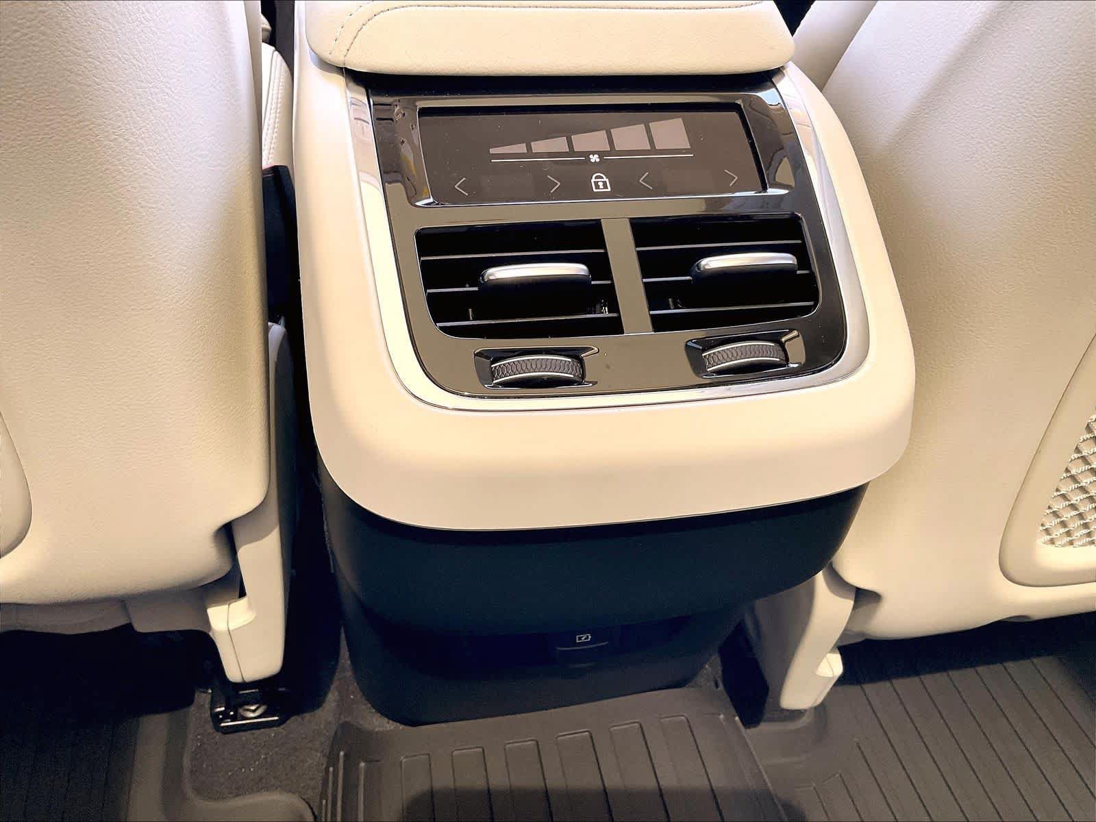 New 2027 Volvo XC60 B5 Ultra AWD/4WD image 16