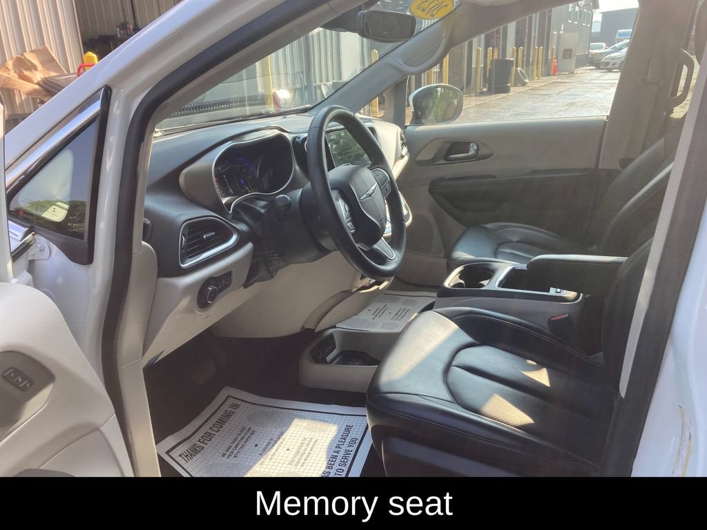 Used 2023 Chrysler Pacifica Touring-L FWD image 12