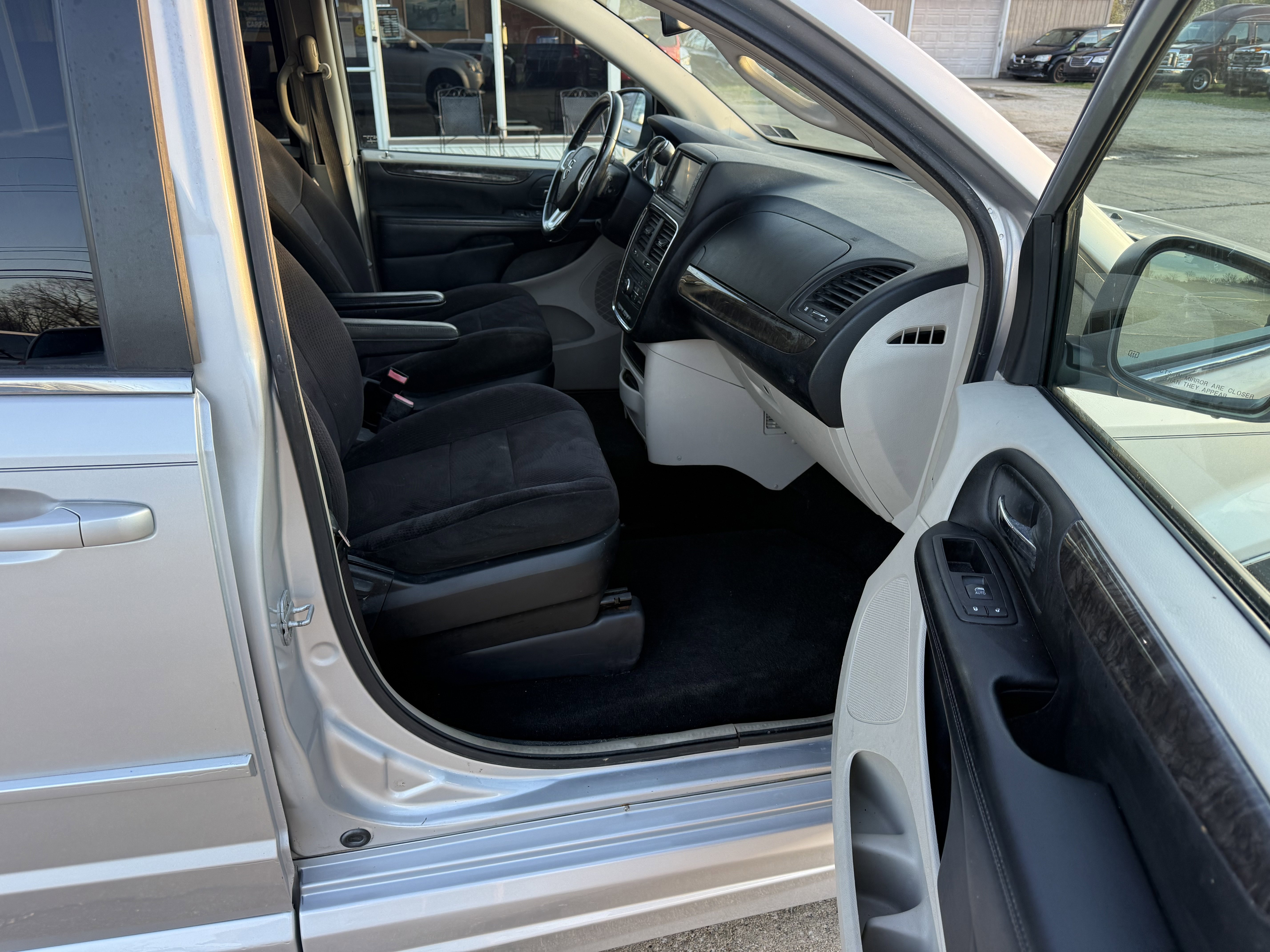 Used 2011 Dodge Grand Caravan Crew w/ Safety Sphere Group FWD image 12