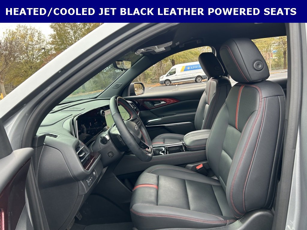 Used 2025 Chevrolet Traverse RS image 5