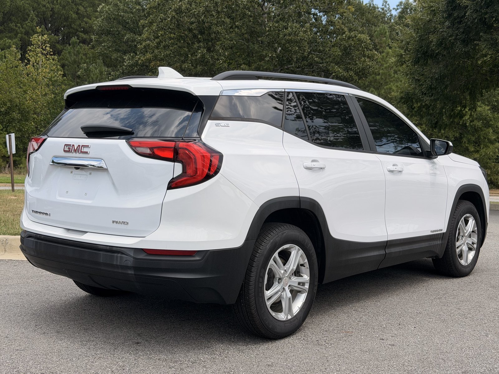 Used 2021 GMC Terrain SLE w/ Driver Convenience Package AWD/4WD image 14