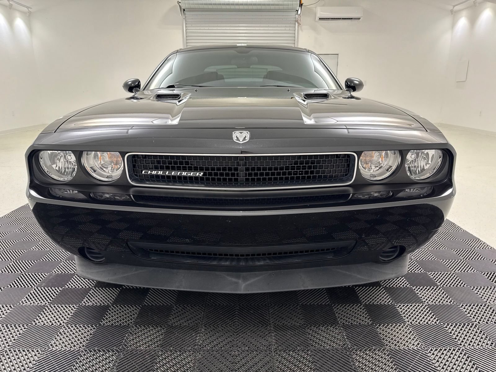 Used 2010 Dodge Challenger SE RWD image 2