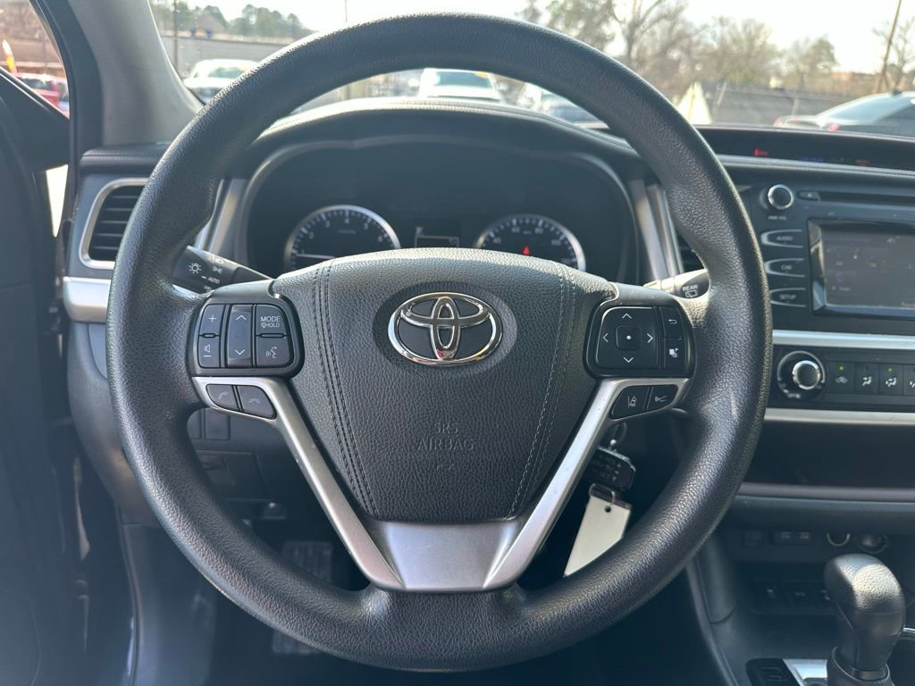Used 2017 Toyota Highlander LE w/ Carpet Mat Package image 18