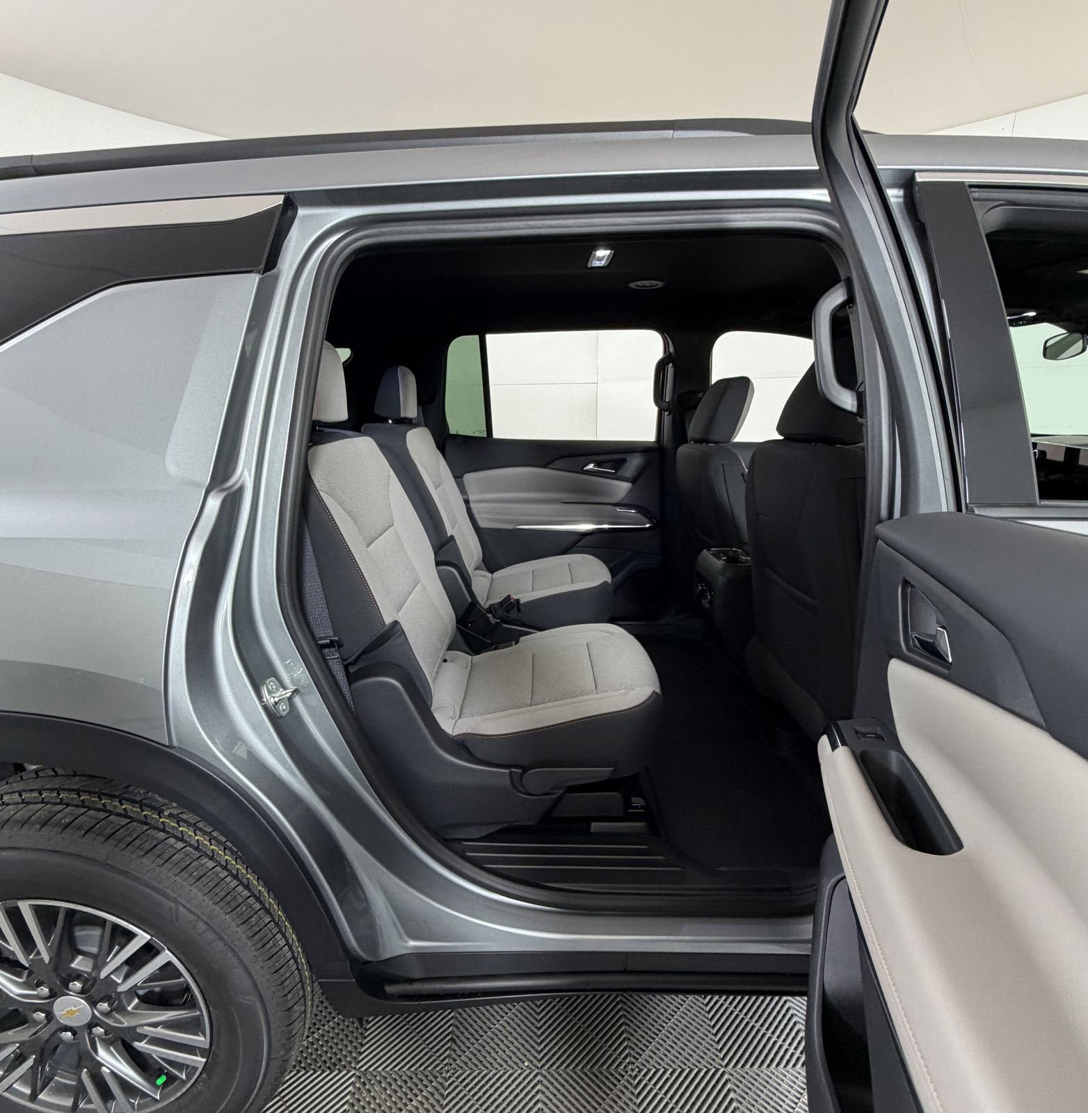 New 2026 Chevrolet Traverse LT w/ LPO, Floor Liner Package FWD image 6
