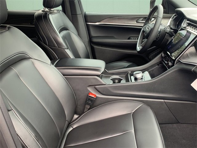 Certified 2025 Jeep Grand Cherokee Limited w/ Black Appearance Package image 38