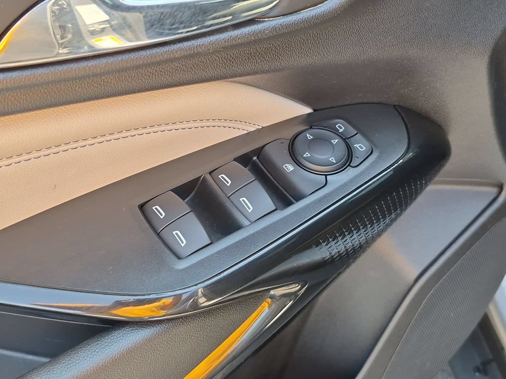 Used 2025 Chevrolet Trax LT w/ LT Convenience Package FWD image 13