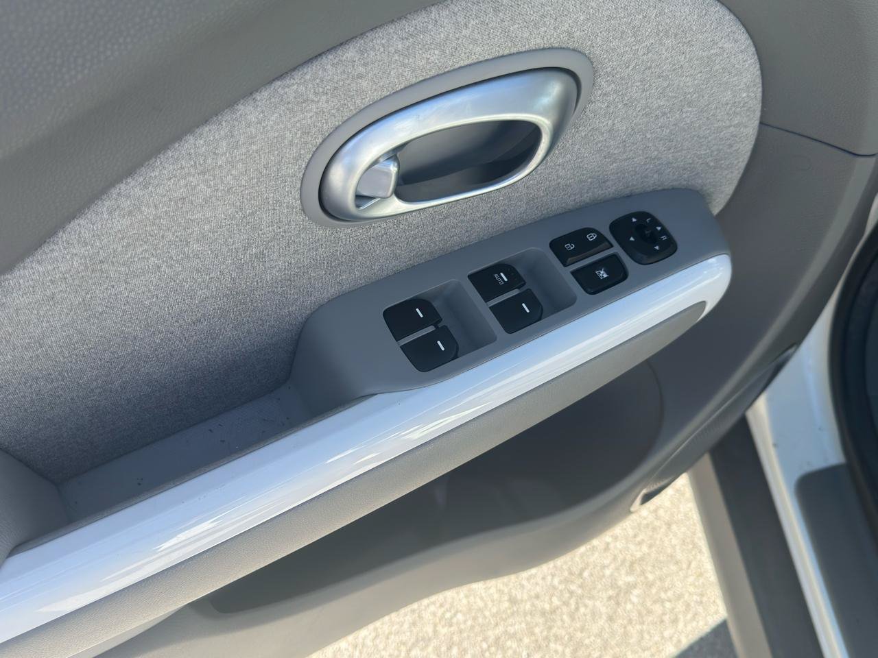 Used 2016 Kia Soul EV FWD image 11