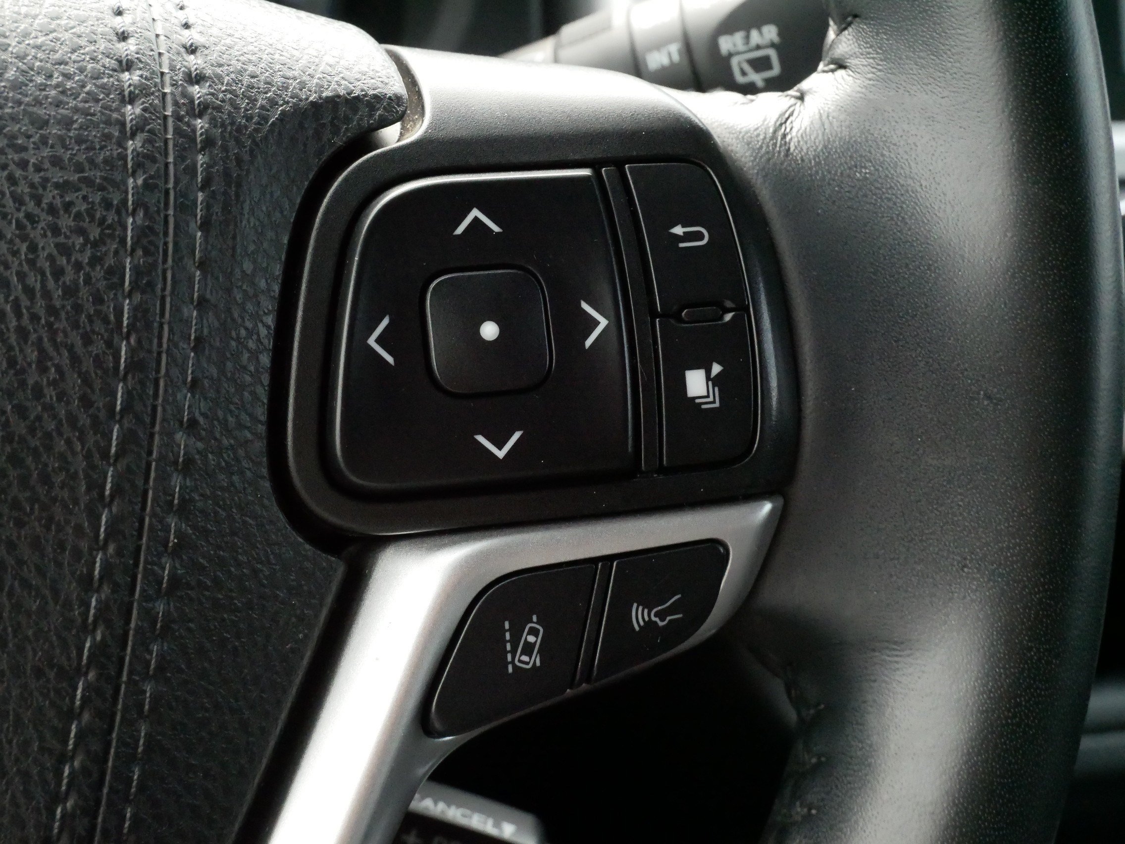 Used 2019 Toyota Highlander SE AWD/4WD image 25