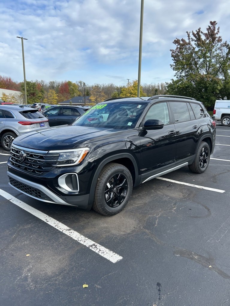 New 2026 Volkswagen Atlas Peak Edition image 2