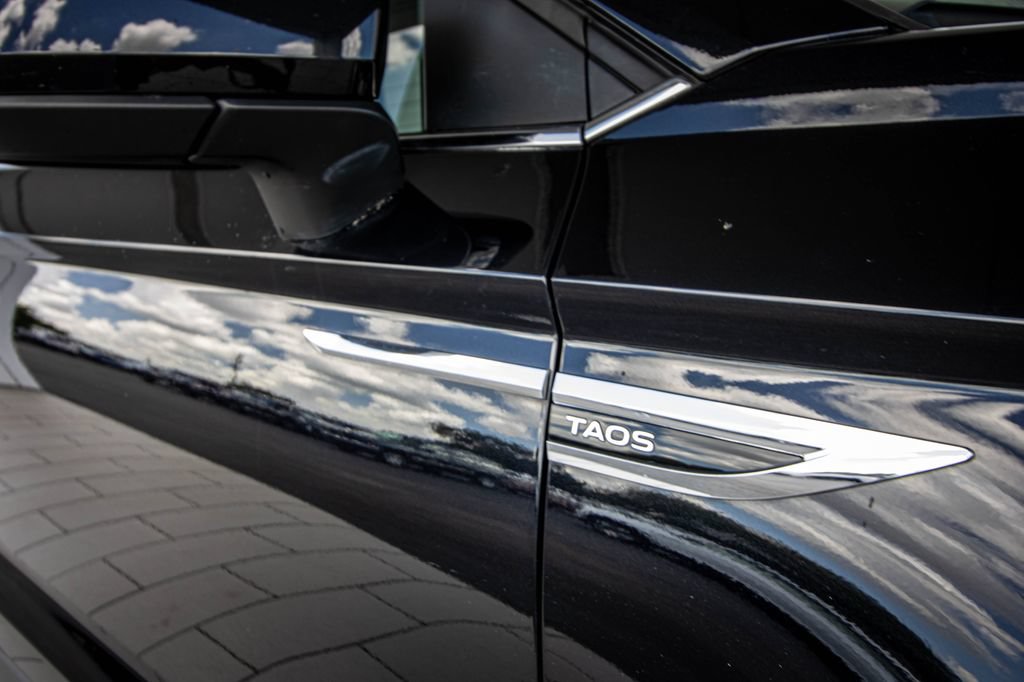 Certified 2023 Volkswagen Taos SE w/ Panoramic Sunroof Package FWD image 4