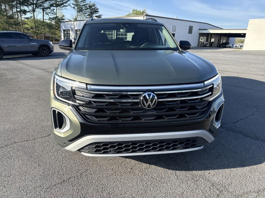 Used 2025 Volkswagen Atlas Peak Edition SE image 2