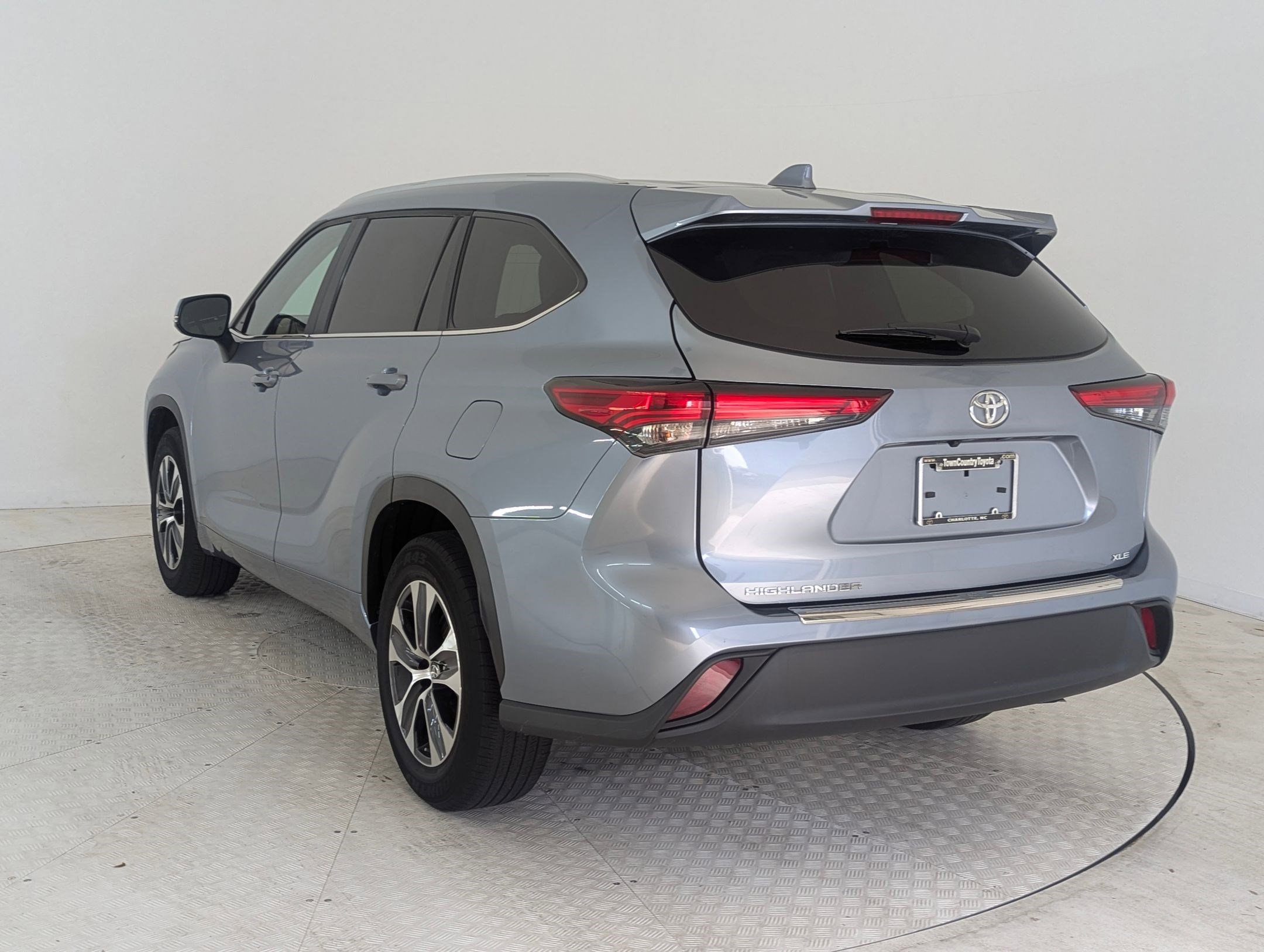 Used 2023 Toyota Highlander XLE image 3