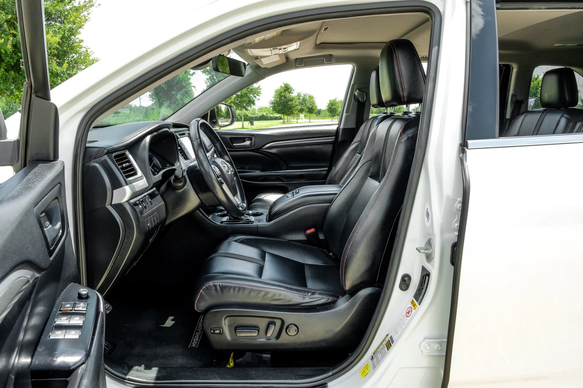 Used 2019 Toyota Highlander SE AWD/4WD image 4