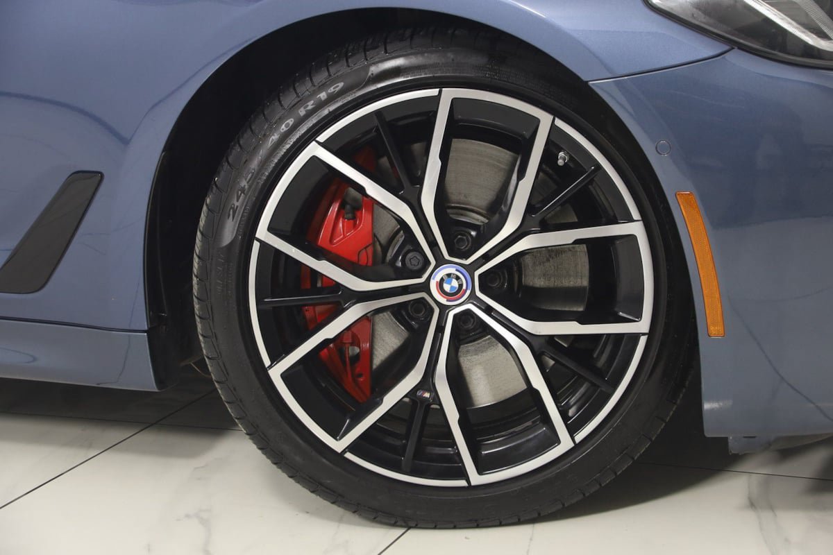 Used 2023 BMW M550i xDrive w/ Executive Package AWD/4WD image 17