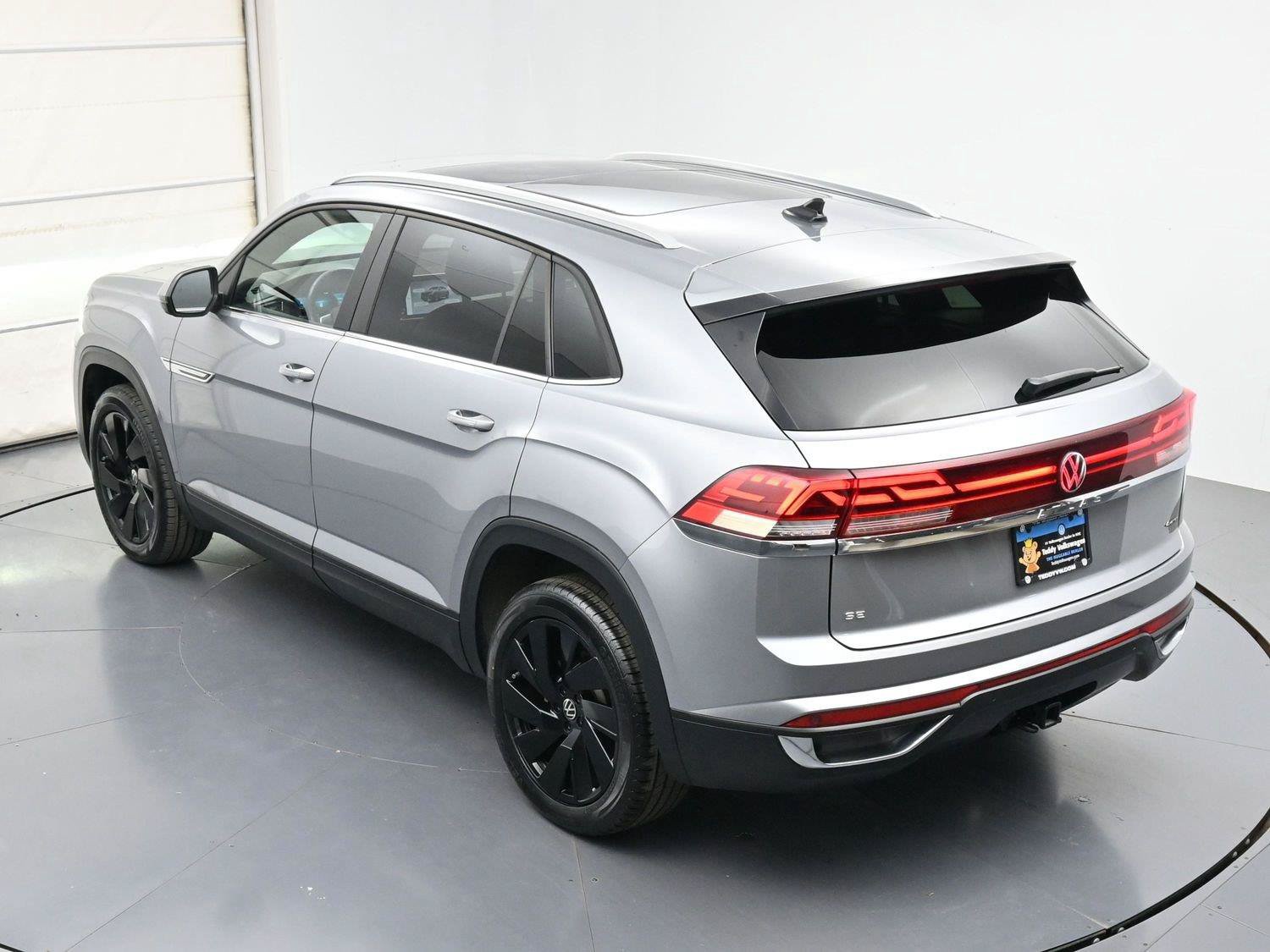 Certified 2024 Volkswagen Atlas Cross Sport SE w/ Panoramic Sunroof Package AWD/4WD image 33