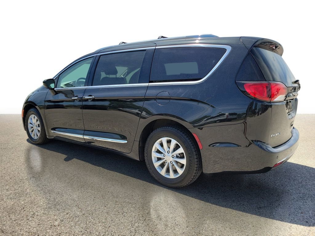 Used 2018 Chrysler Pacifica Touring-L FWD image 3