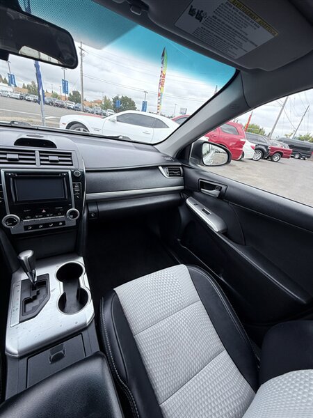 Used 2014 Toyota Camry SE FWD image 19
