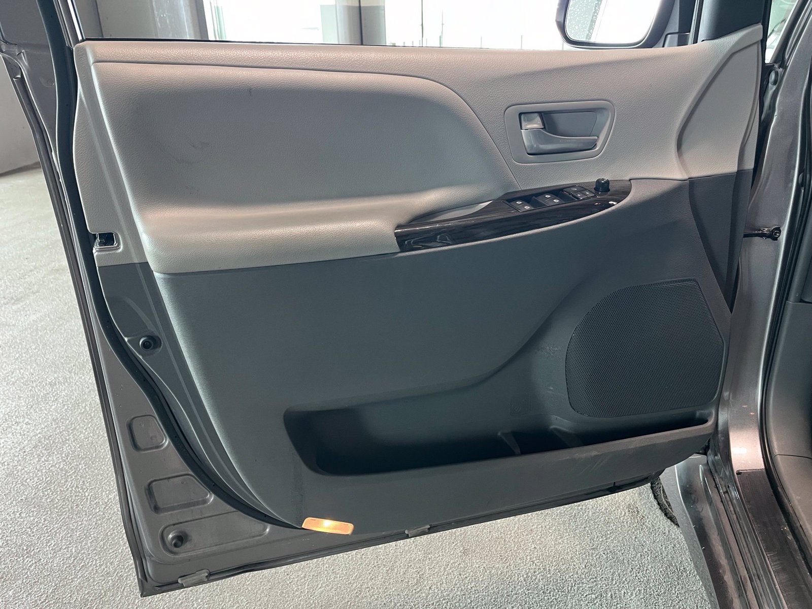 Used 2019 Toyota Sienna XLE w/ XLE Navigation Package FWD image 15