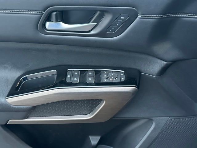 Used 2024 Nissan Pathfinder Platinum w/ Cargo Package image 8