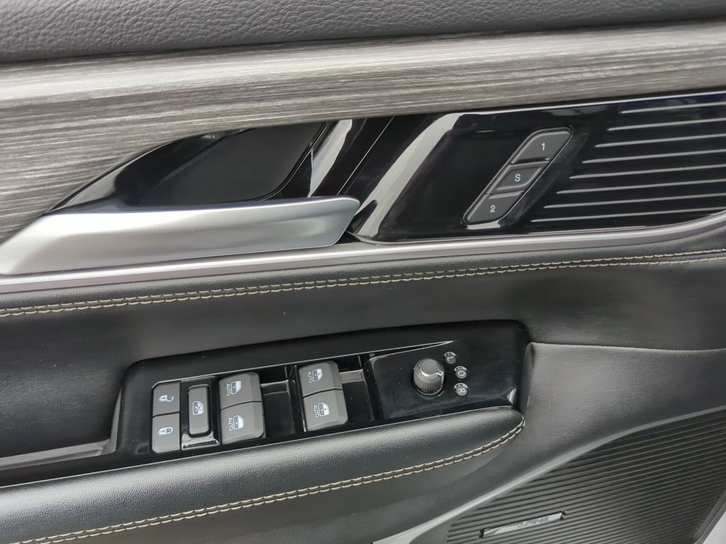 Used 2024 Jeep Wagoneer L Series III w/ Flexible Seating Group AWD/4WD image 46