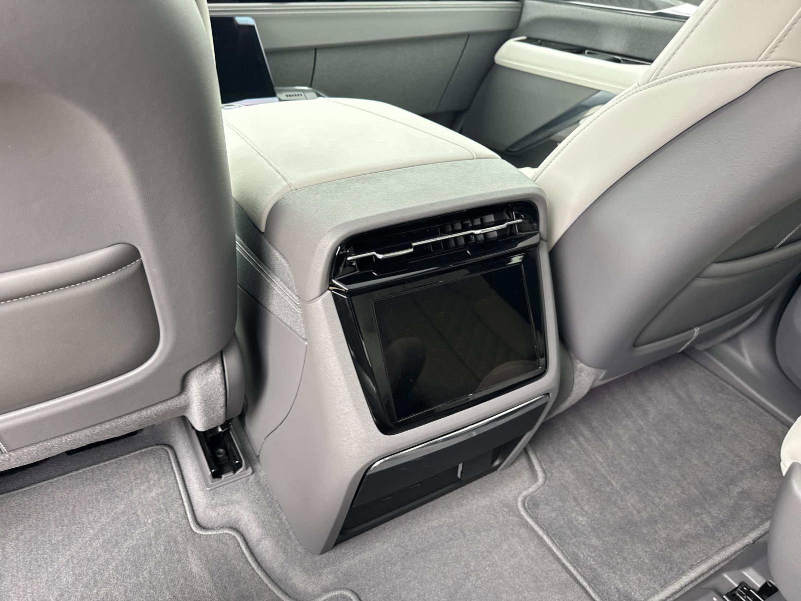 Certified 2025 Cadillac Escalade IQ Luxury 1 w/ Smart Trailering package AWD/4WD image 17