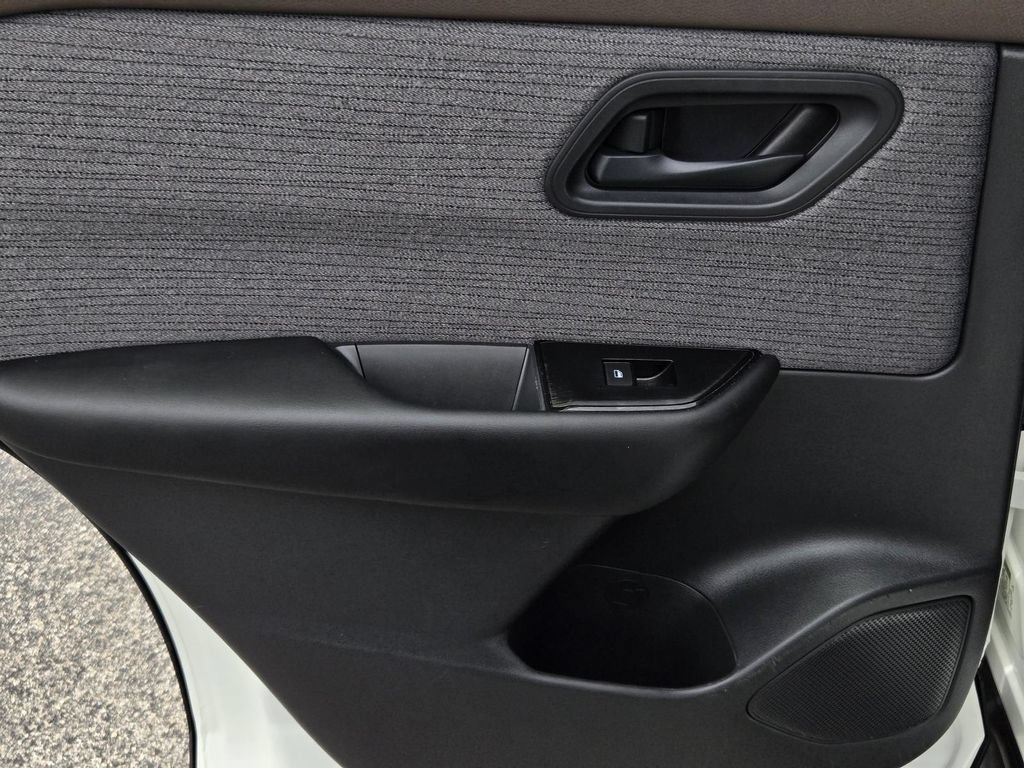 Used 2023 Nissan Rogue S FWD image 10