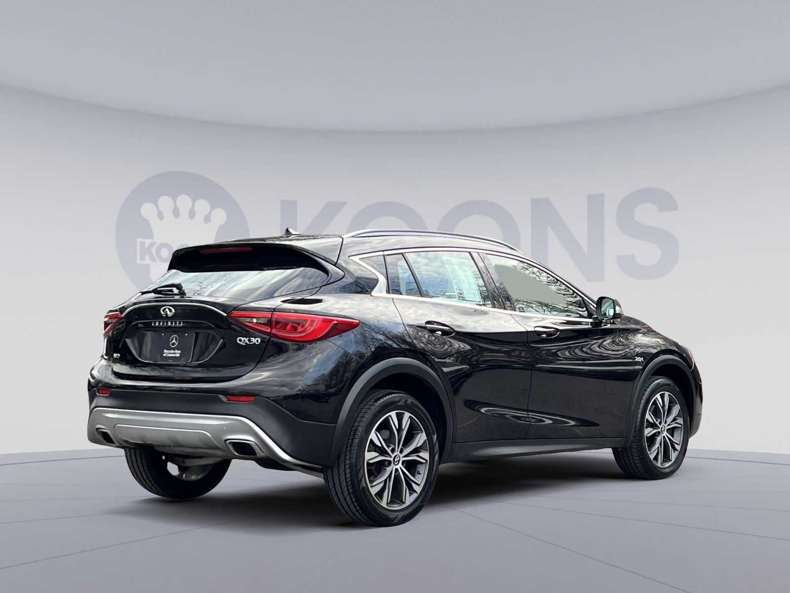Used 2017 INFINITI QX30 AWD image 5
