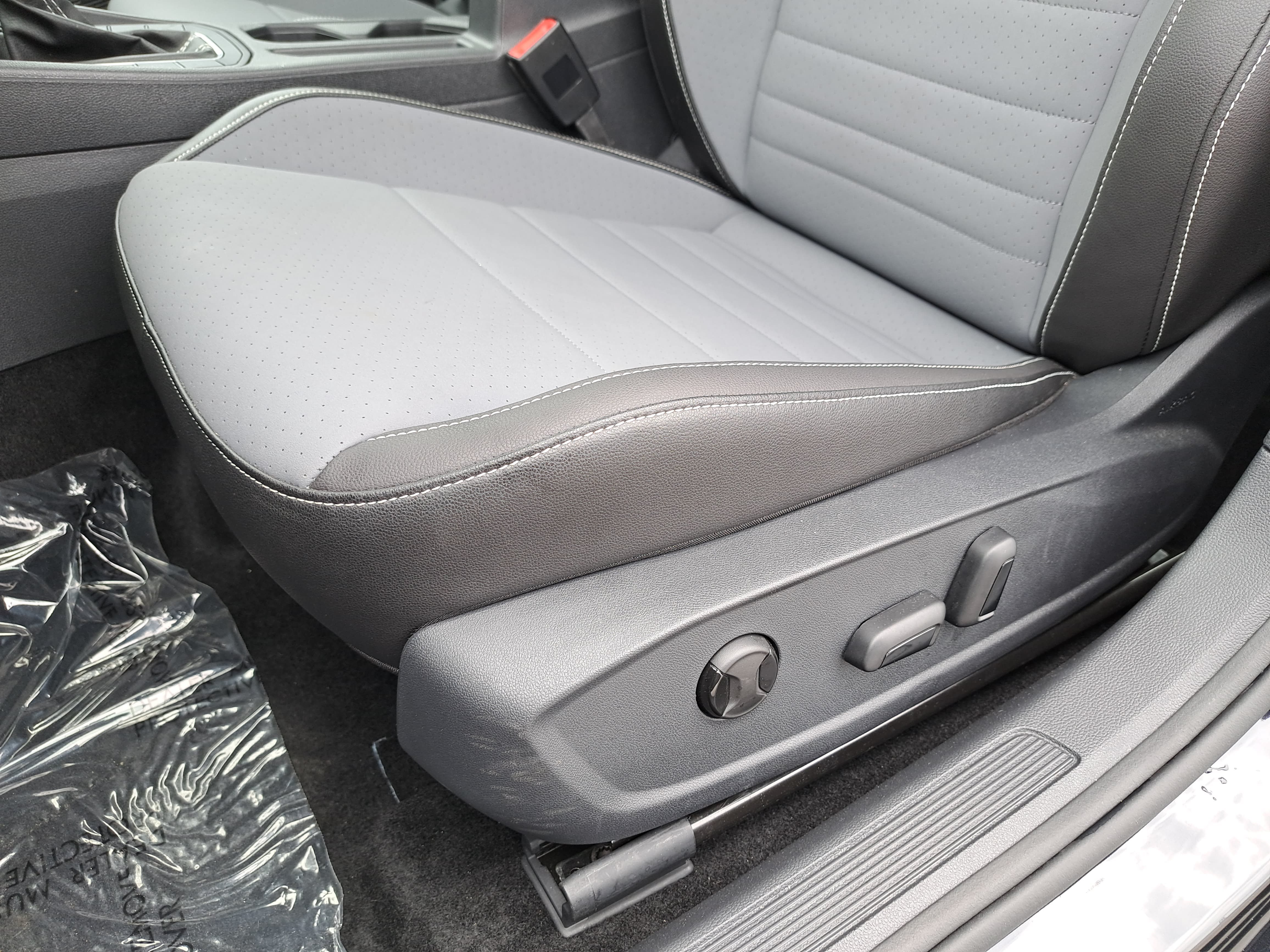 Certified 2025 Volkswagen Jetta SE FWD image 26