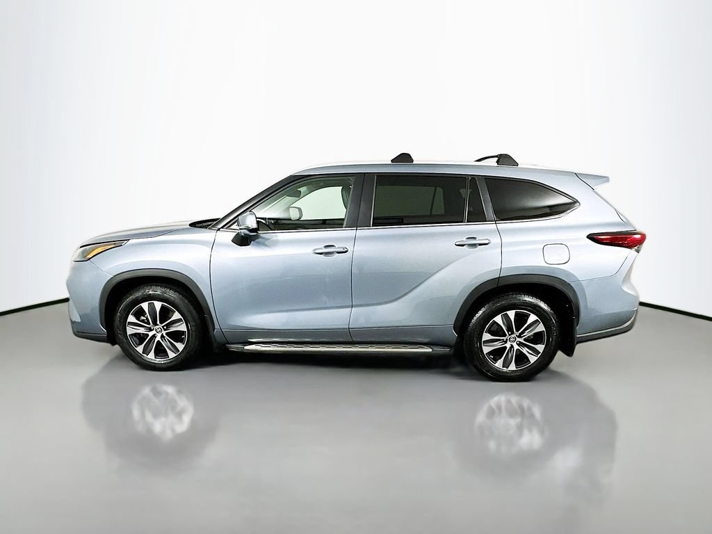 Used 2024 Toyota Highlander XLE FWD image 8