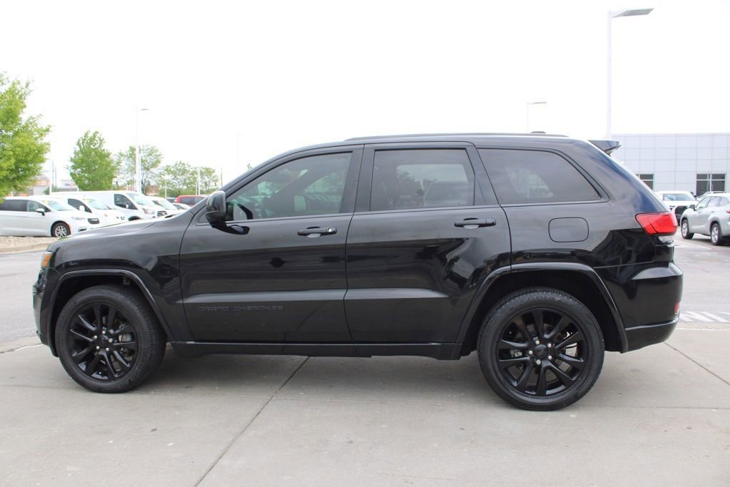 Used 2017 Jeep Grand Cherokee Altitude AWD/4WD image 4