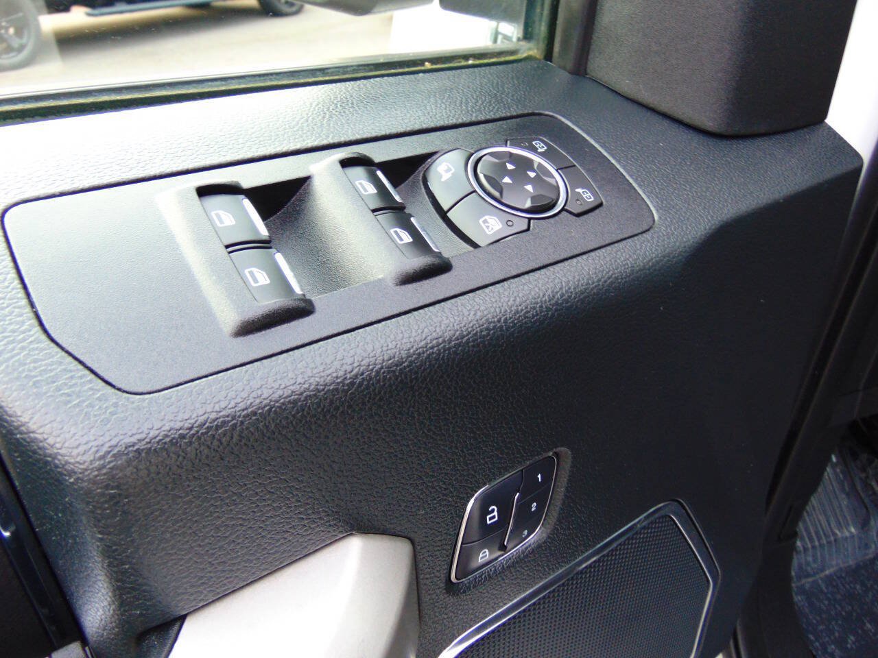 Used 2015 Ford F150 Lariat AWD/4WD image 8