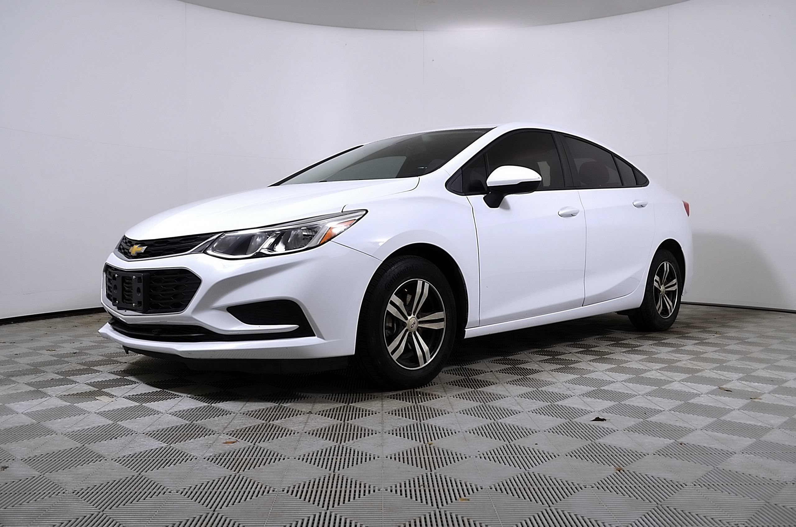 Used 2018 Chevrolet Cruze LS FWD image 3